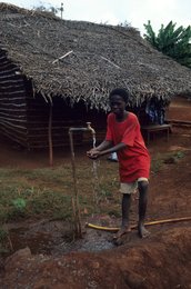 Archipel-des-Comores;-Case;-Eau;-Enfant;-France;-Garçon;-Hygiène;-Kaleidos;-Kaleidos-images;-La-parole-à-limage;-Laurent-Abad;-Mayotte;-Océan-Indien;-Robinet;-Stories-Pictures;-Vie-quotidienne